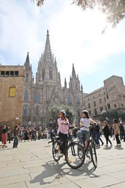 Barcelona: Tapas Tasting Tour by Regular Bike or E-Bike - Guides, languages, and group style