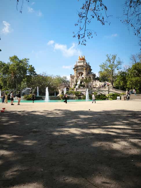 Barcelona: Top-Rated Bike or E-Bike Tour with Local Guide - What the guides add to the ride