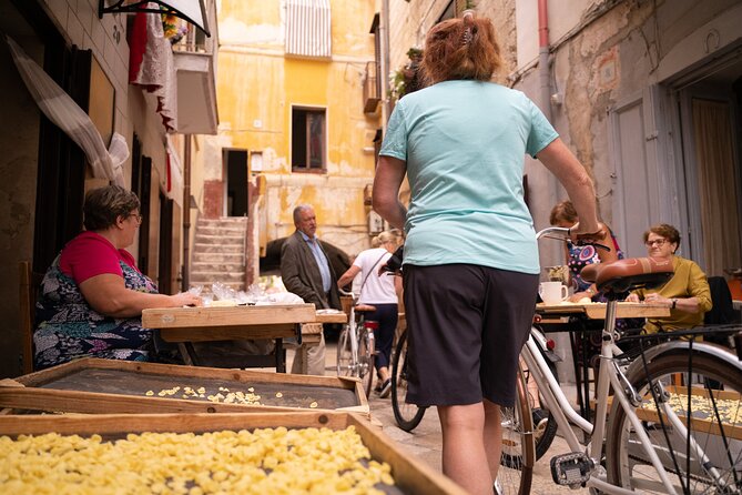 Bari Bike Tour with Pasta Experience - Piazza Mercantile, Bari’s meeting place