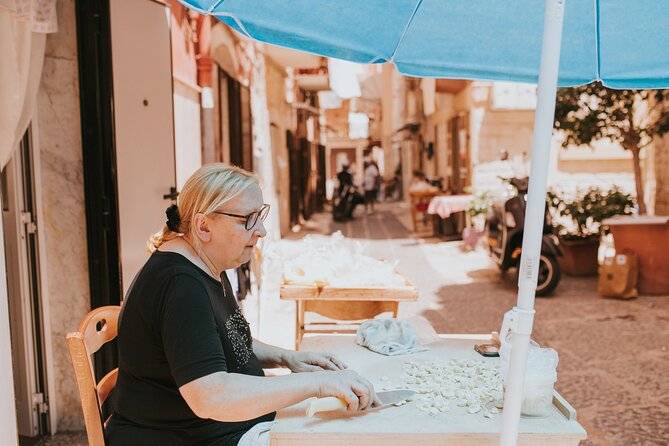 Bari Bike Tour with Pasta Experience - Guides, languages, and the human side of the tour