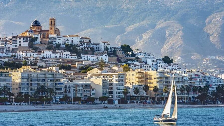 Benidorm: E-Bike Tour to Altea or Villajoyosa - Guides, languages, and the group atmosphere