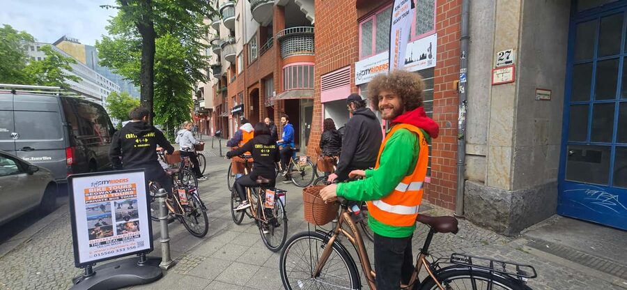 Berlin: 3-hour bike tour - A journey through time in the capital - Museum Island from the outside