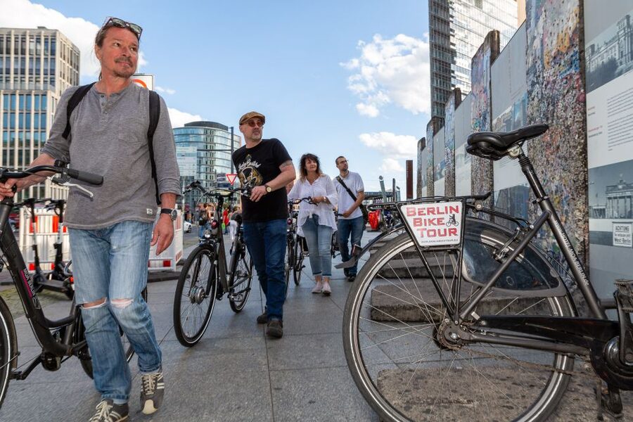Berlin: E-Bike Tour of the Berlin Wall and Mitte Highlights - Charité and the move into central Mitte