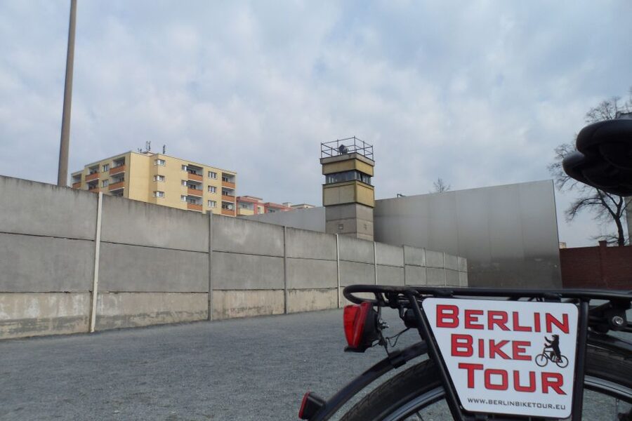Berlin: E-Bike Tour of the Berlin Wall and Mitte Highlights - TV Tower, Alexanderplatz, and the modern city