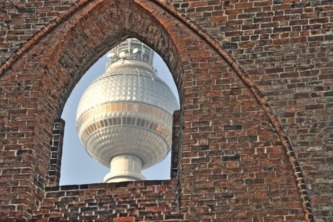 Berlin: Experience the Alternative Kreuzberg on a Bike Tour - East Side Gallery and Oberbaumbrücke connect Wall history with modern Berlin