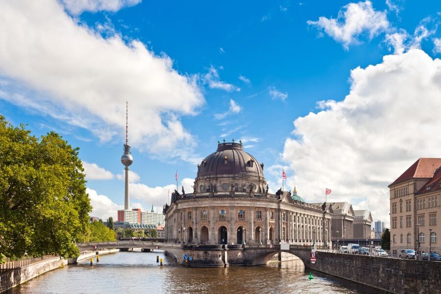 Berlin: Sights and Highlights Bike Tour with a Local Guide - Key points at a glance