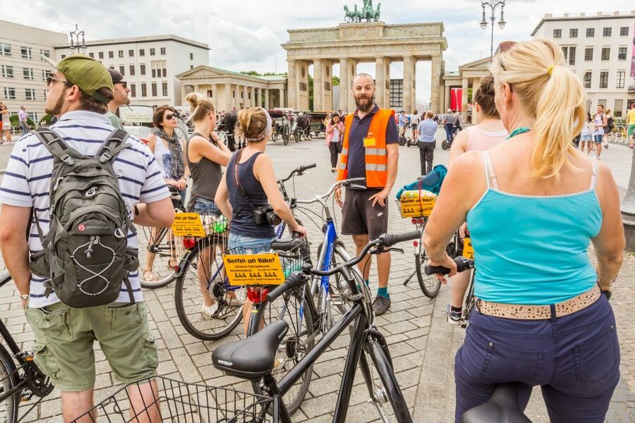 Berlin: Sights and Highlights Bike Tour with a Local Guide - The Government District and Berlin Central Station