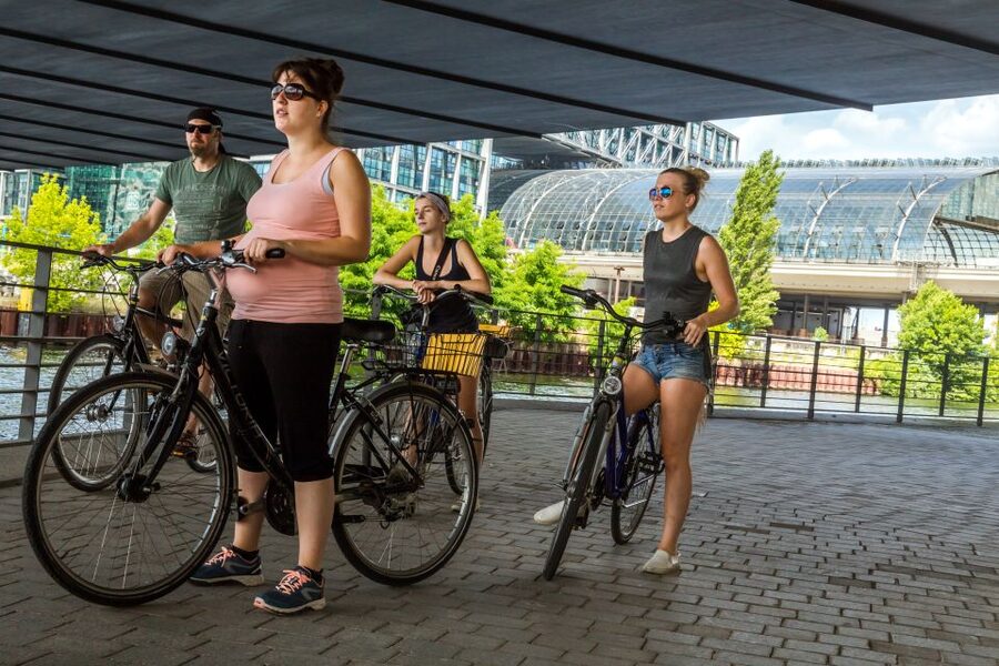 Berlin: Sights and Highlights Bike Tour with a Local Guide - The Berlin Wall and a divided city