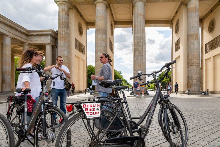 Berlin: Small Group Bike Tour Through City Center - Museum Island, Schlossplatz, and old Berlin
