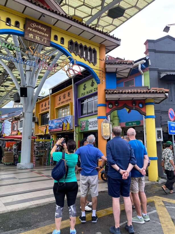 Best of Kuching: Heritage & Kampong Bike Tour - Kubah Ria Market and Sarawak produce