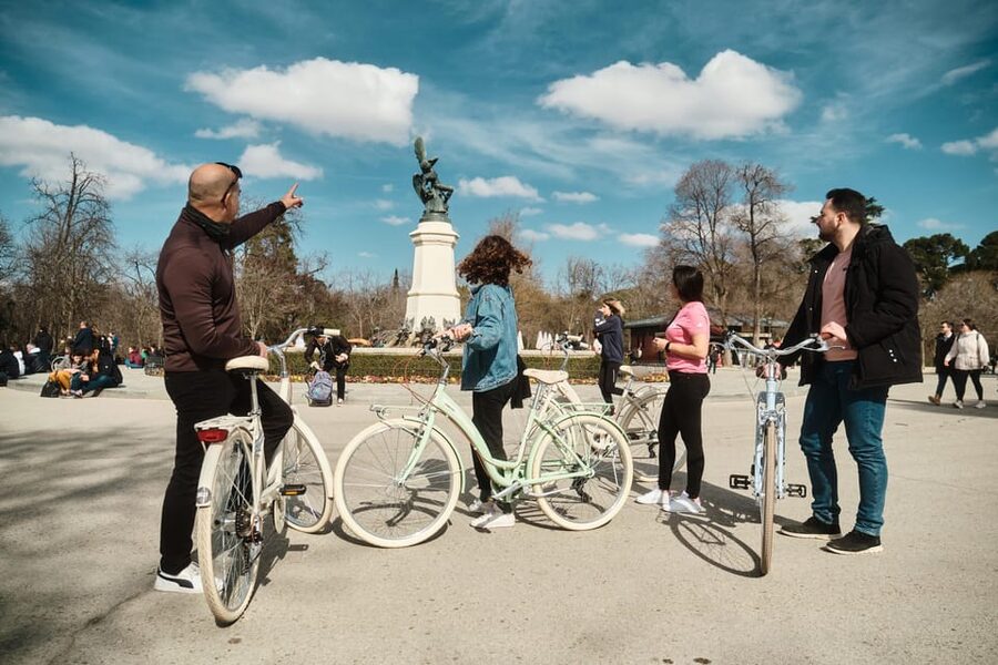 BiciTapeo : Tapas and Highlights Guided Vintage Bike Tour - The Royal Palace and Plaza de la Villa