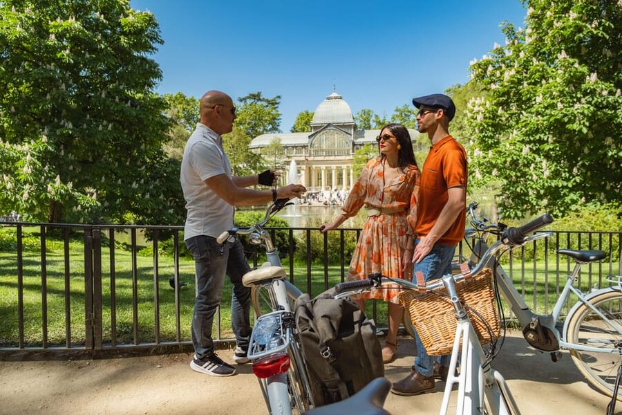 BiciTapeo : Tapas and Highlights Guided Vintage Bike Tour - Retiro Park Gets the Longest Stop