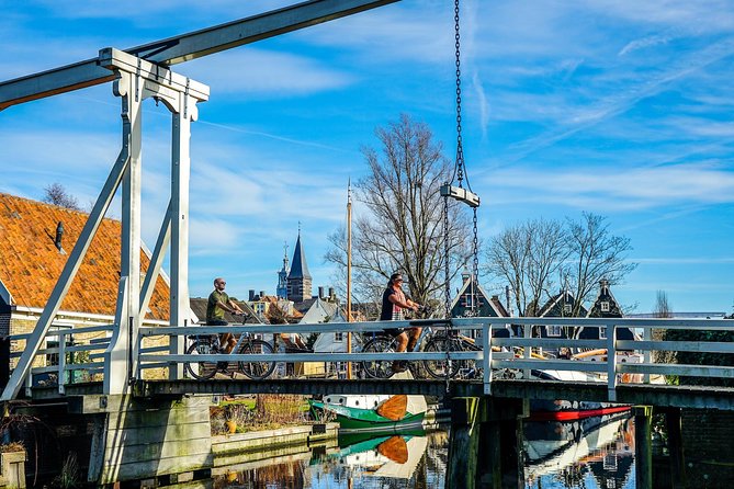Bike rental Volendam - Explore the Countryside of Amsterdam - Edam in one hour: canals, cheese, and quiet lanes