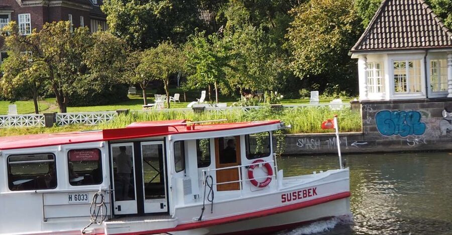Bike tour around the Alster - Celebs, water, and nature - Starting on Schlüterstraße near the University