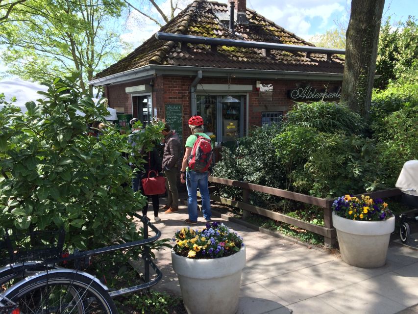 Bike tour around the Alster - Celebs, water, and nature - Uhlenhorst and the Blue Mosque