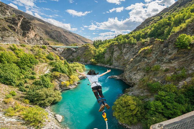 Bike & Wine Tour: Arrowtown to Valley of the Vines - Arriving in Gibbston’s wine country