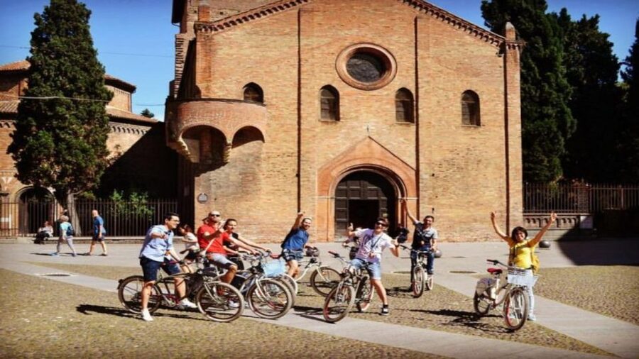 Bologna: Panoramic Bike Tour - Archiginnasio and the old university quarter