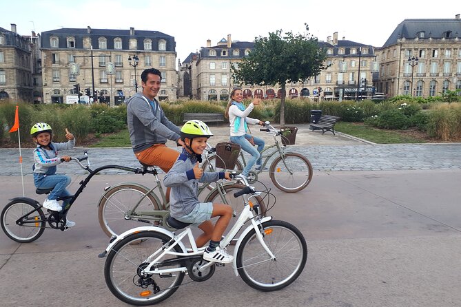 Bordeaux bike tour "The Best of Bordeaux" - Crossing the Garonne by the Pont de Pierre