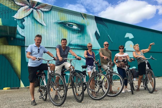 "Bordeaux by bicycle: a 3-hour tour immersive experience" - Starting near Jardin Public