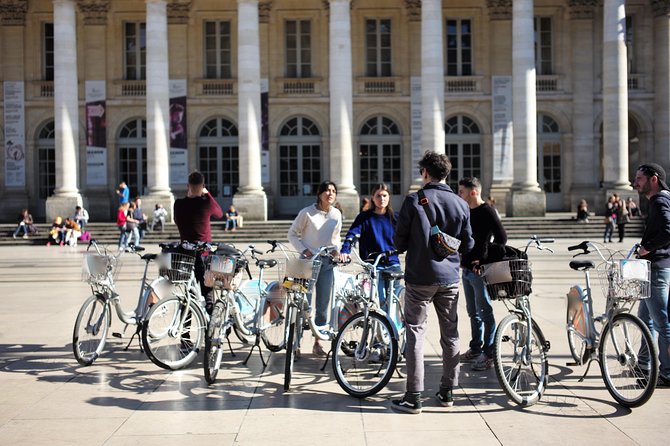 "Bordeaux by bicycle: a 3-hour tour immersive experience" - Grosse Cloche and the old city gates