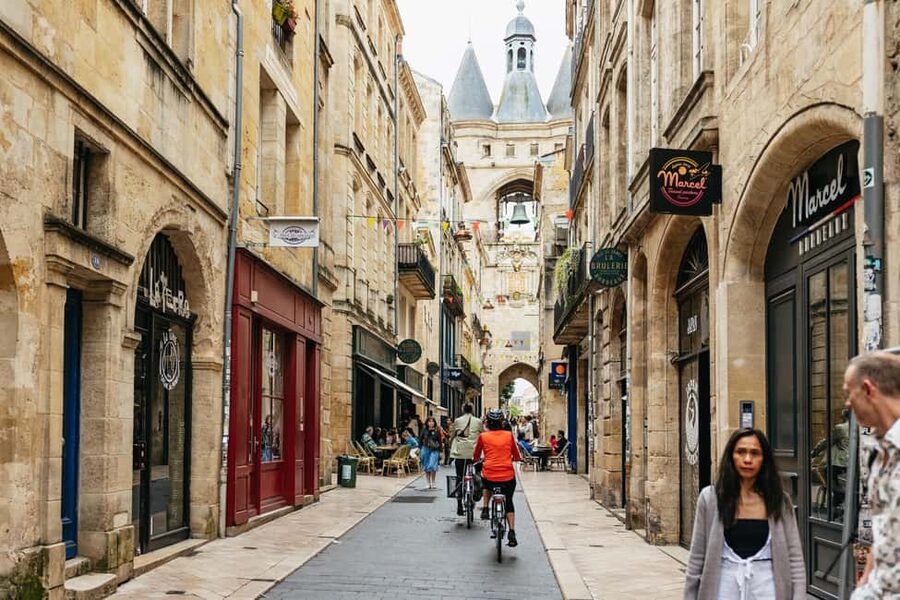Bordeaux: Historic Center & Chartrons District Bike Tour - Why a bike is one of the best ways to meet Bordeaux