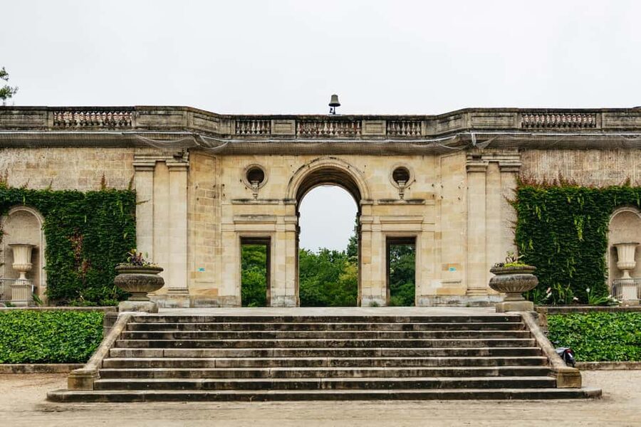 Bordeaux: Historic Center & Chartrons District Bike Tour - Cathedral, courthouse, and the Grosse Cloche