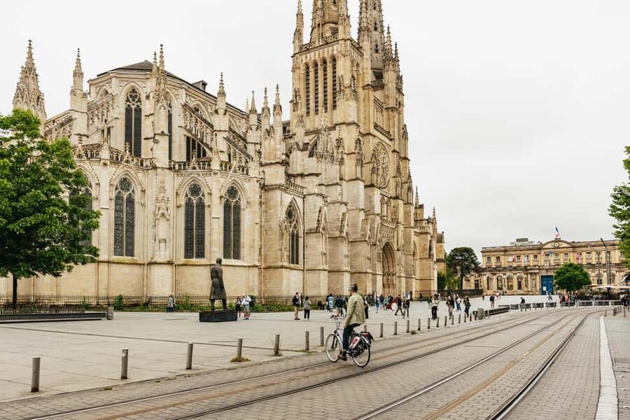 Bordeaux: Historic Center & Chartrons District Bike Tour - Crossing the Garonne to the Right Bank