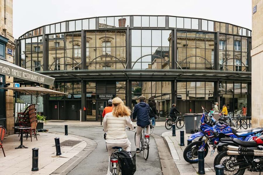 Bordeaux: Historic Center & Chartrons District Bike Tour - The Chaban-Delmas bridge and the Chartrons district