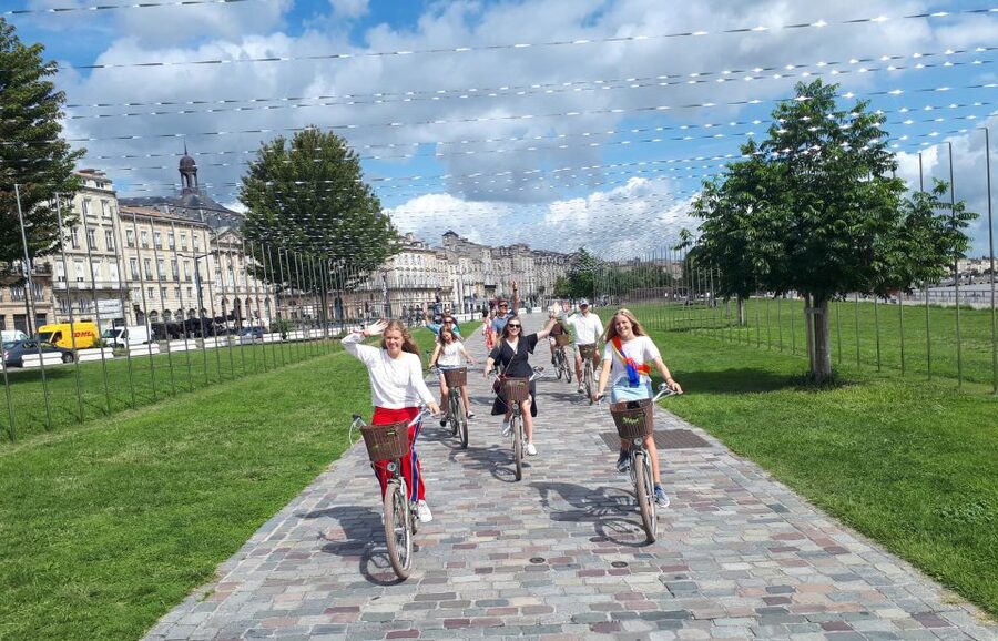 Bordeaux: Top Landmarks & Historic Bike Tour - Chartrons and Notre Dame Street