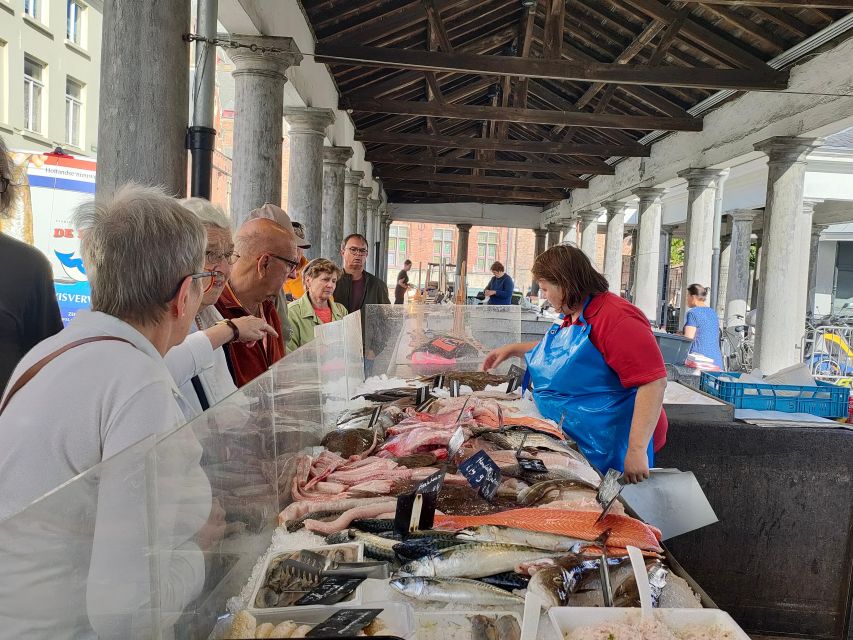 Bruges by bike with family and friends! - Guides who make the route work