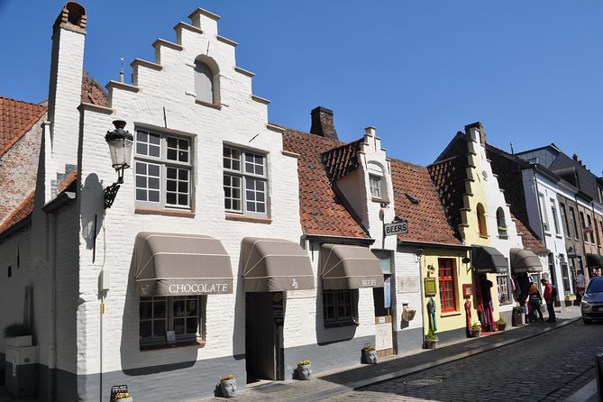 Bruges by bike with friends and family! - Kruispoort connects history with movement