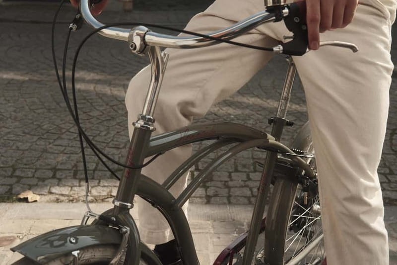 Bruges: City Bike Tour with a Local - Settling onto the cruiser bikes