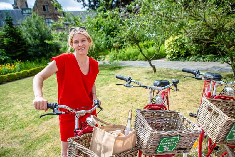 Bruges: Guided Retro Bike Tour of Highlights and Hidden Gems - A gentle ride through the medieval center