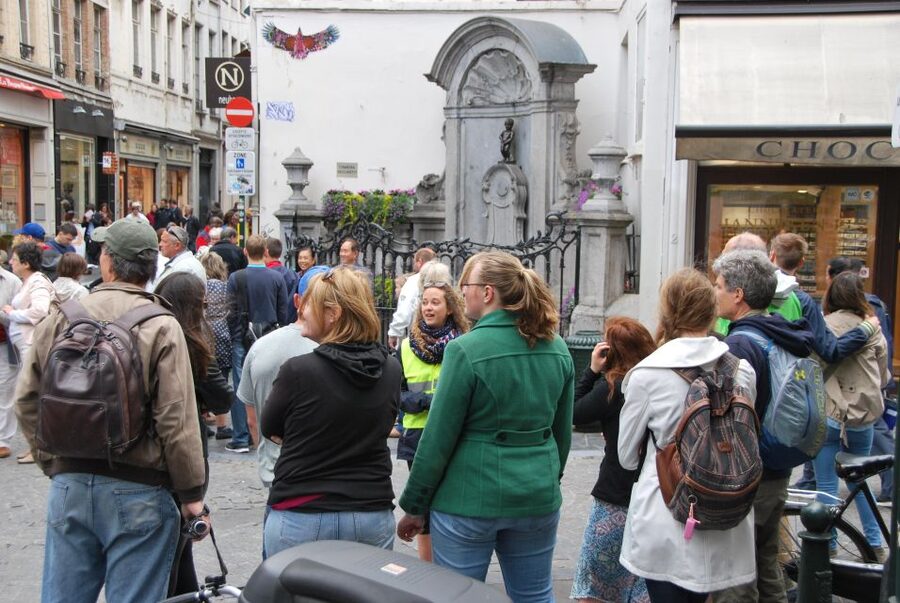 Brussels: Sightseeing Bike Tour - The frites stop: a welcome break with extra cost