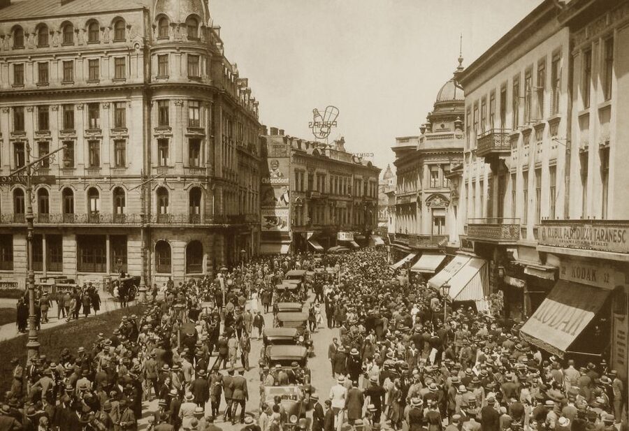 Bucharest: 2-Hour City Highlights Bike Tour - Calea Victoriei and Bucharest’s grand addresses