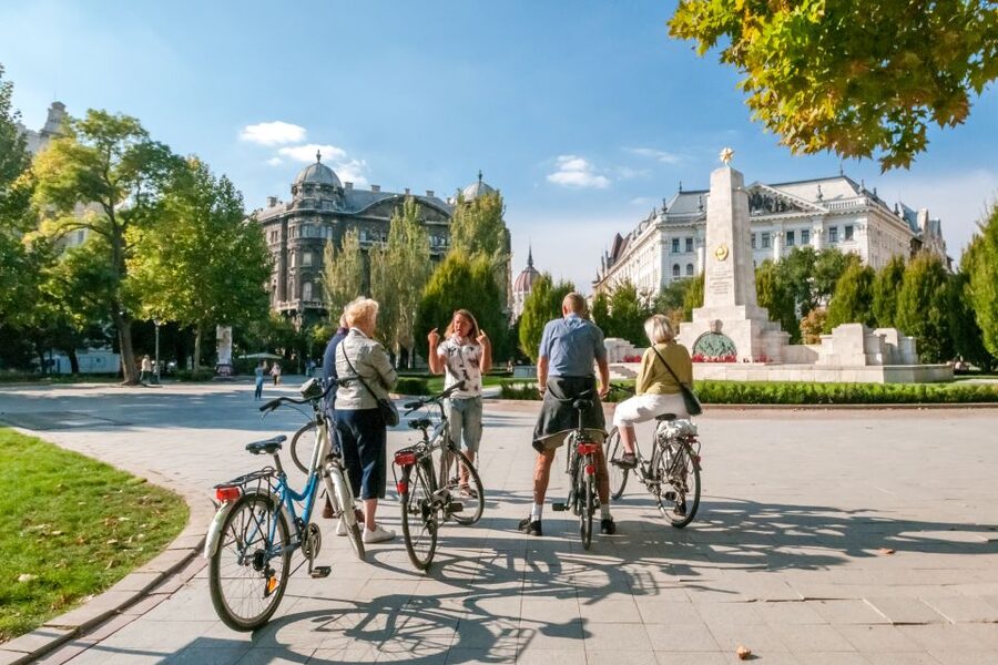 Budapest: Guided City Discovery Bike Tour - The Jewish Quarter and Chain Bridge close the loop