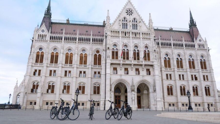 Budapest: Guided E-Bike Sightseeing Tour - Crossing the Danube for the Parliament view