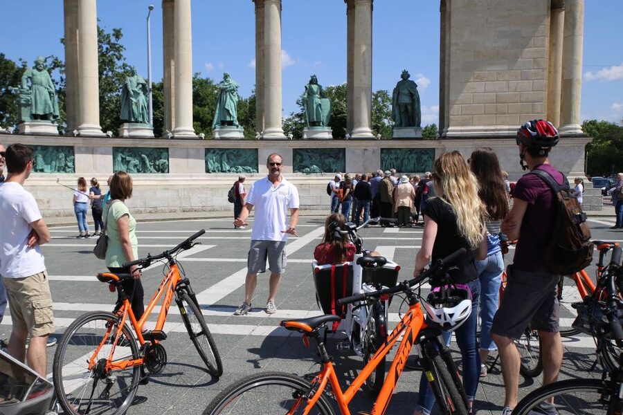 Budapest: Historic Downtown Bicycle Ride with Scenic Views - Rudas and Gellért Baths before crossing back to Pest
