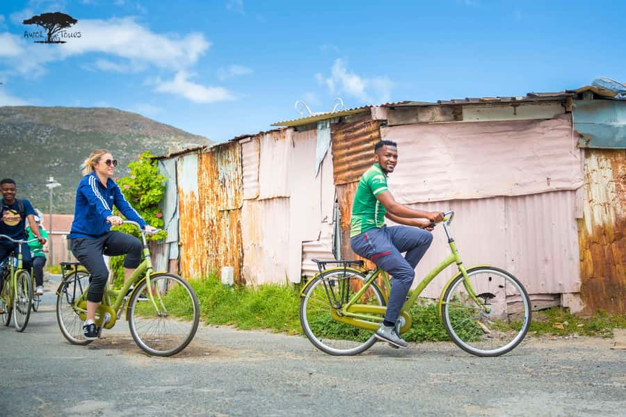 Cape Town: Cultural Cycling Tour - Eating African food at lunch