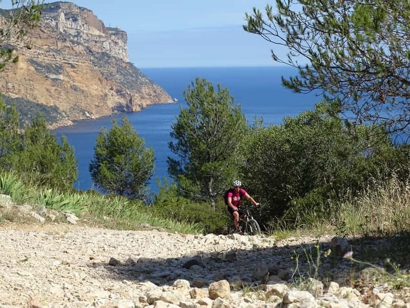 Cassis: Calanques and Viewpoints Tour by Mountain E-Bike - Meeting the guide below the swimming pool