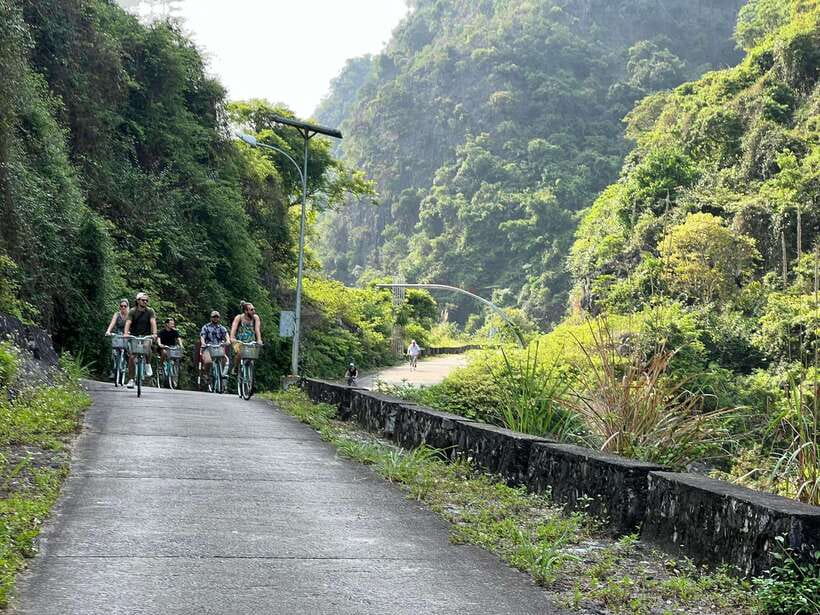 Cat Ba: Lan Ha, HaLong bay full day- biking, kayaking, lunch - A generous Vietnamese lunch on the boat