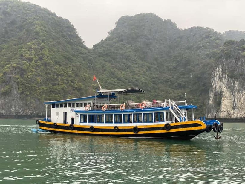 CAT BA: LAN HA & HALONG BAY – KAYAK, BIKE, LUNCH, SNORKEL - A generous seafood lunch on the boat