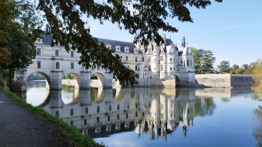 Chenonceau: E-Bike Guided Tour & Gourmet Picnic Lunch - Bourré, cave homes, and old local life