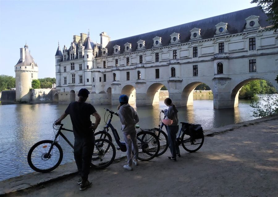 Chenonceau: E-Bike Guided Tour & Gourmet Picnic Lunch - Montrichard and the medieval side of the valley