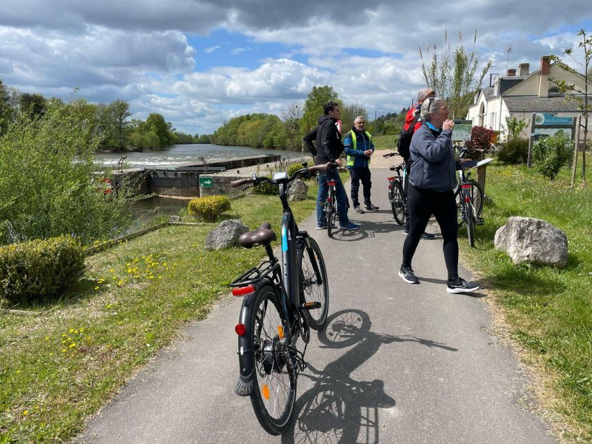 Chenonceau: E-Bike Guided Tour & Gourmet Picnic Lunch - Arriving at Château de Chenonceau by bicycle