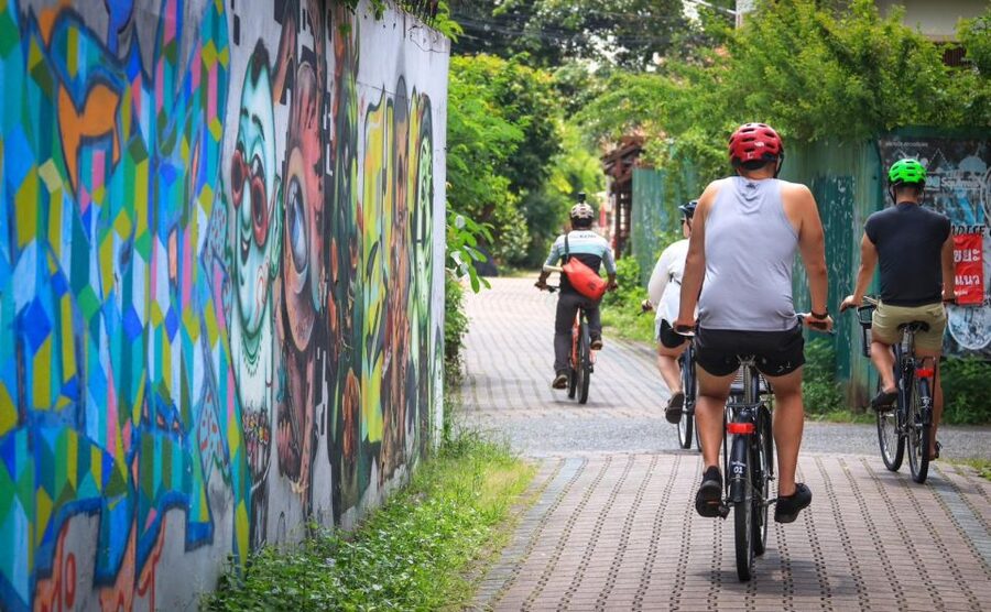 Chiang Mai: Half-Day Old Town Cycling Tour - What the guide adds to the experience