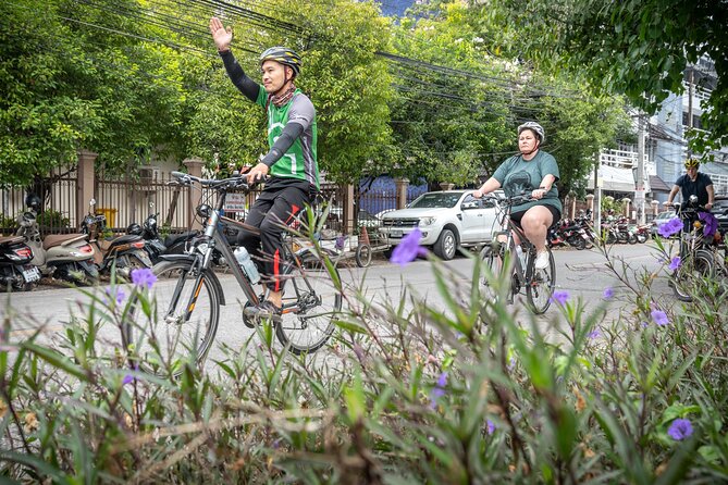 Chiang Mai: Historic Old City Bike Tour - Morning or Night - Wat Inthakhin and the Three Kings Monument