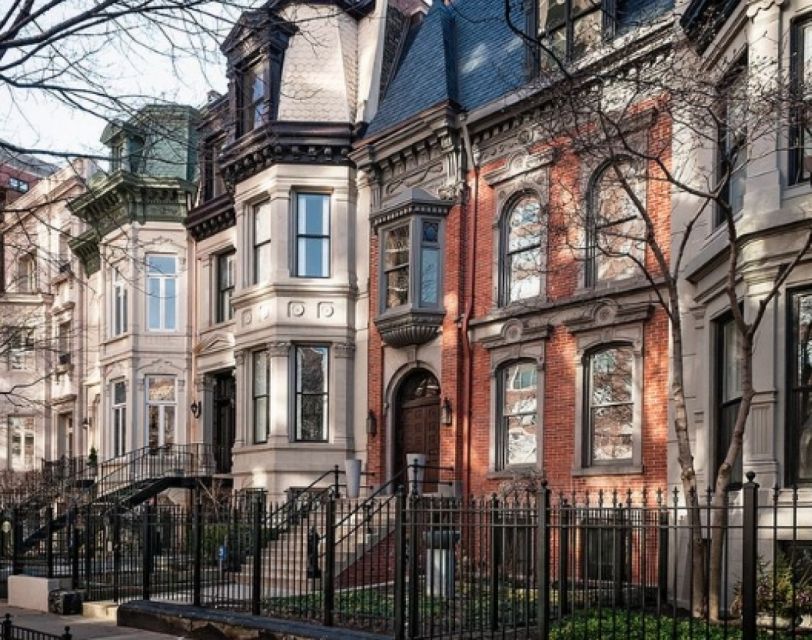 Chicago: Lakefront Neighborhoods Bike Tour - Old Town’s compact streets and older character