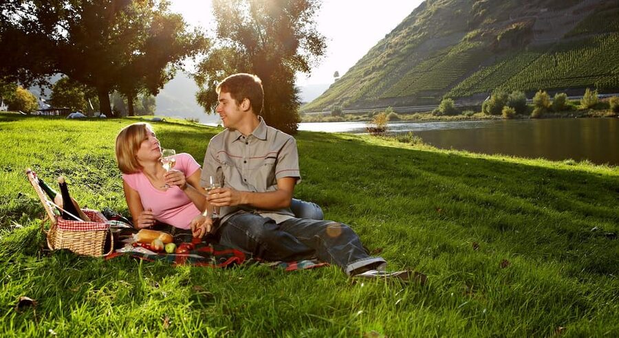 Cochem: Bike and Boat Tour with Picnic and Wine Tasting - Arriving in Beilstein and boarding the boat