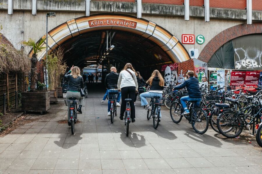 Cologne: Ehrenfeld Street Art Bike Tour - Aachener Weiher and the ride between stops